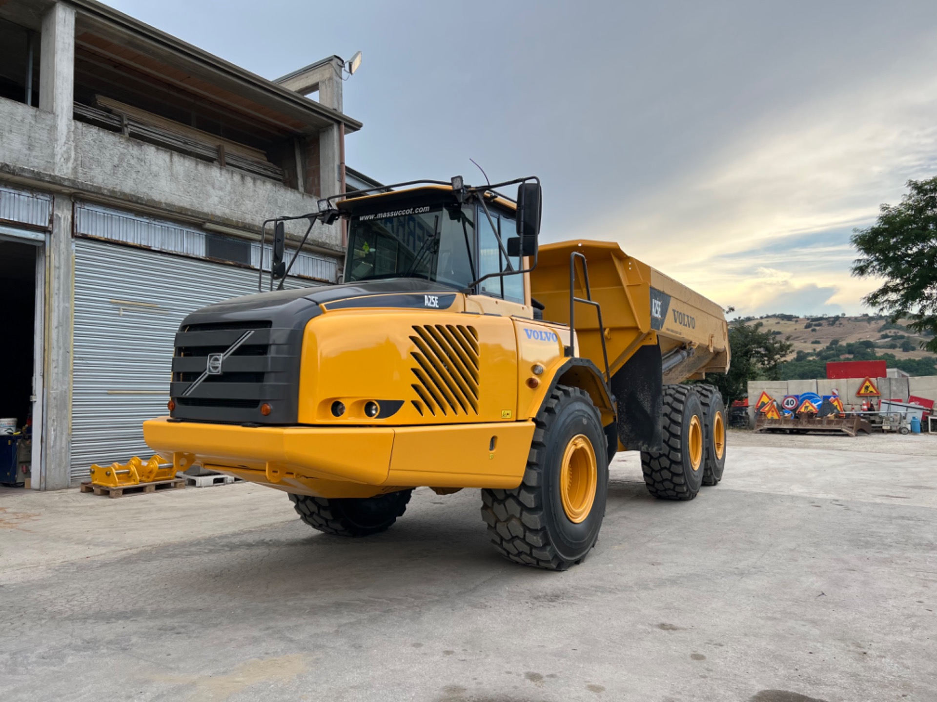Dumper volvo A25 pronto per il cantiere