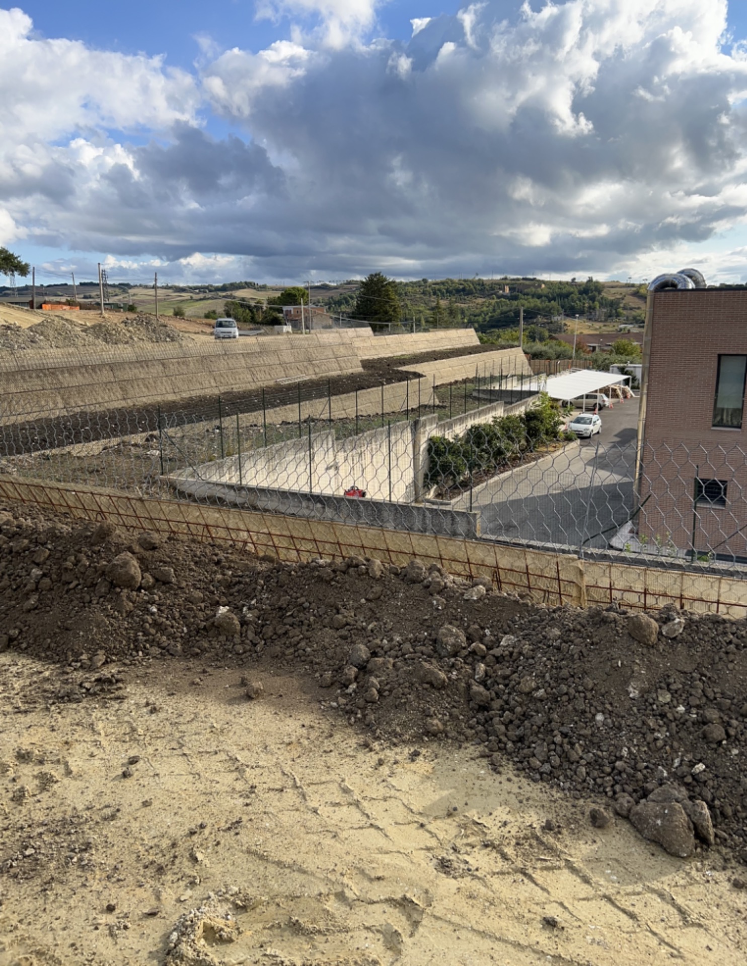 Realizzazione piazzale mediante opere di terre armate rinforzate