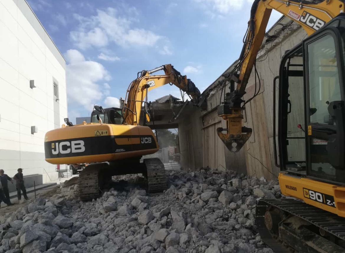 Demolizione mediante pinze demolitrici e smaltimento materiale di risulta