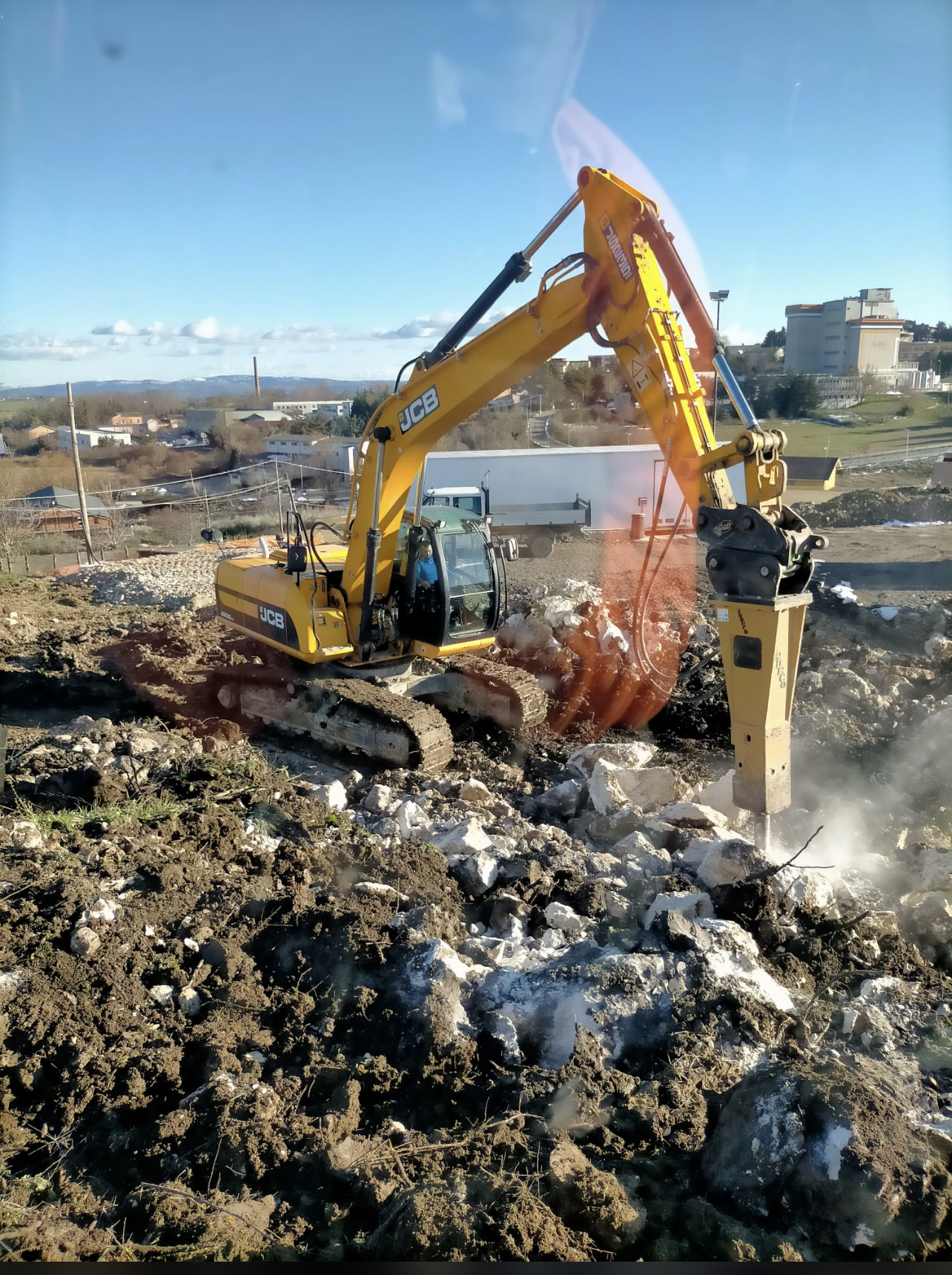 Demolizione con martello demolitore