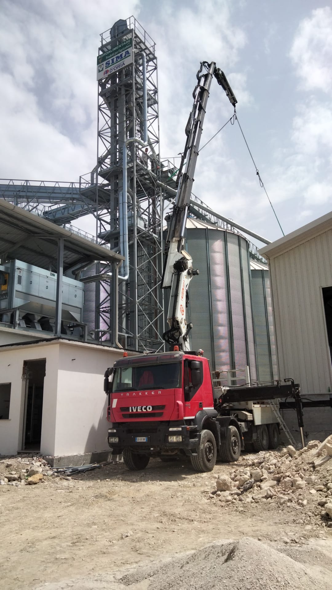 Sollevamento silos con gru montata su iveco 500