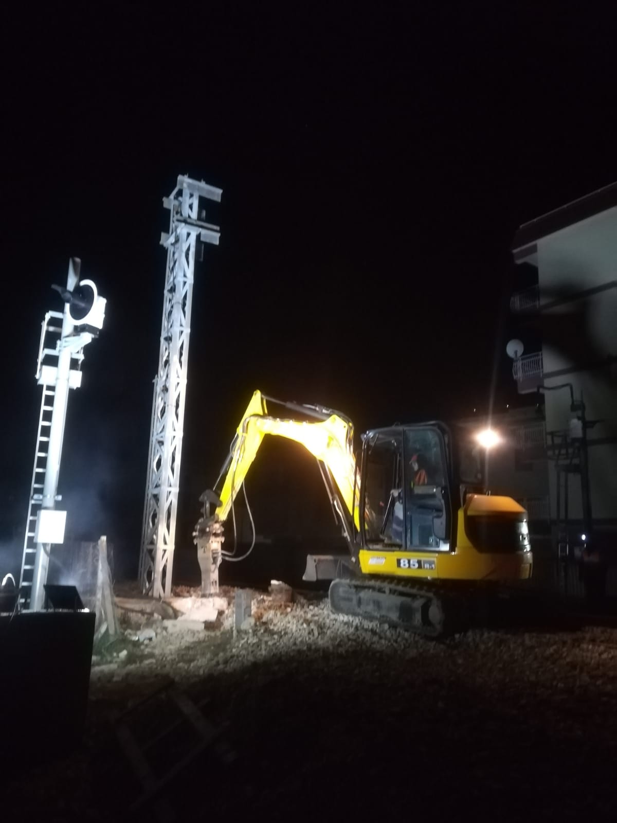 Demolizione plinto palo e riposizionamentro traliccio di stazione ferroviaria