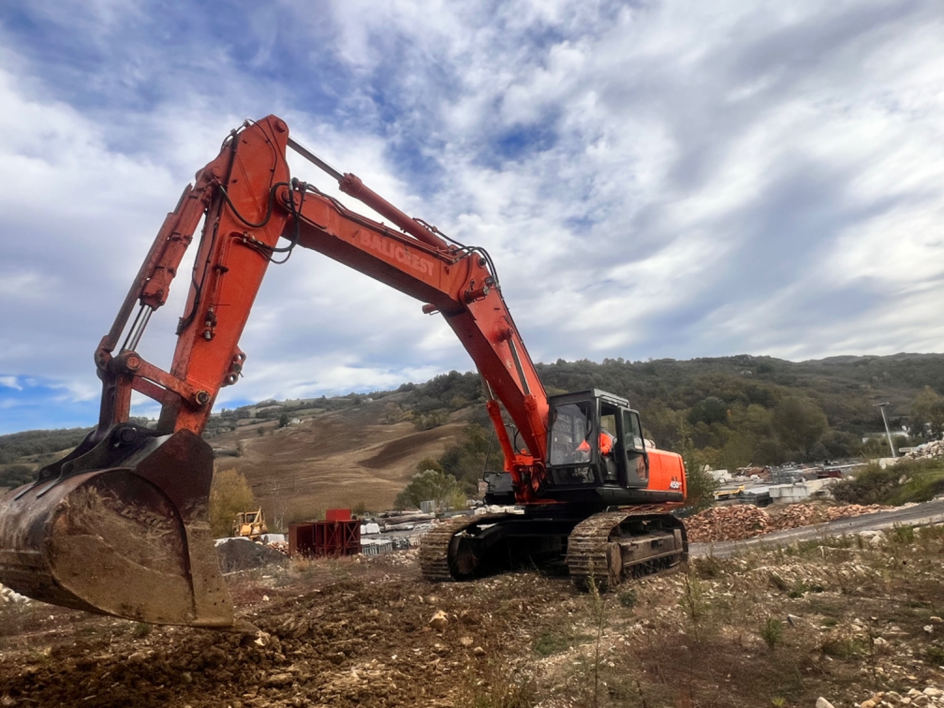Escavatore hitachi 450 per doppio utilizzo, perché puó montare il braccio da 24mt per le demolizioni in totale sicurezza